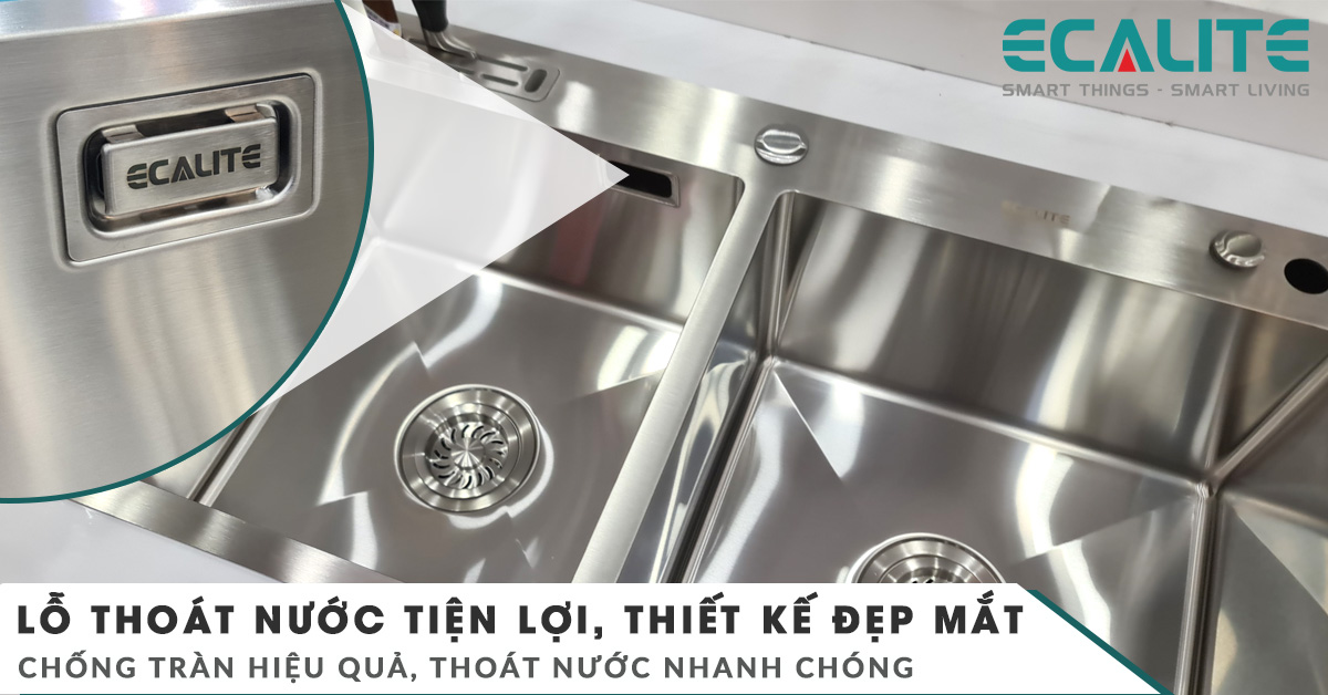 Chậu rửa chén 2 hố ESD-8245HA được thiết kế thêm lỗ thoát nước tiện lợi