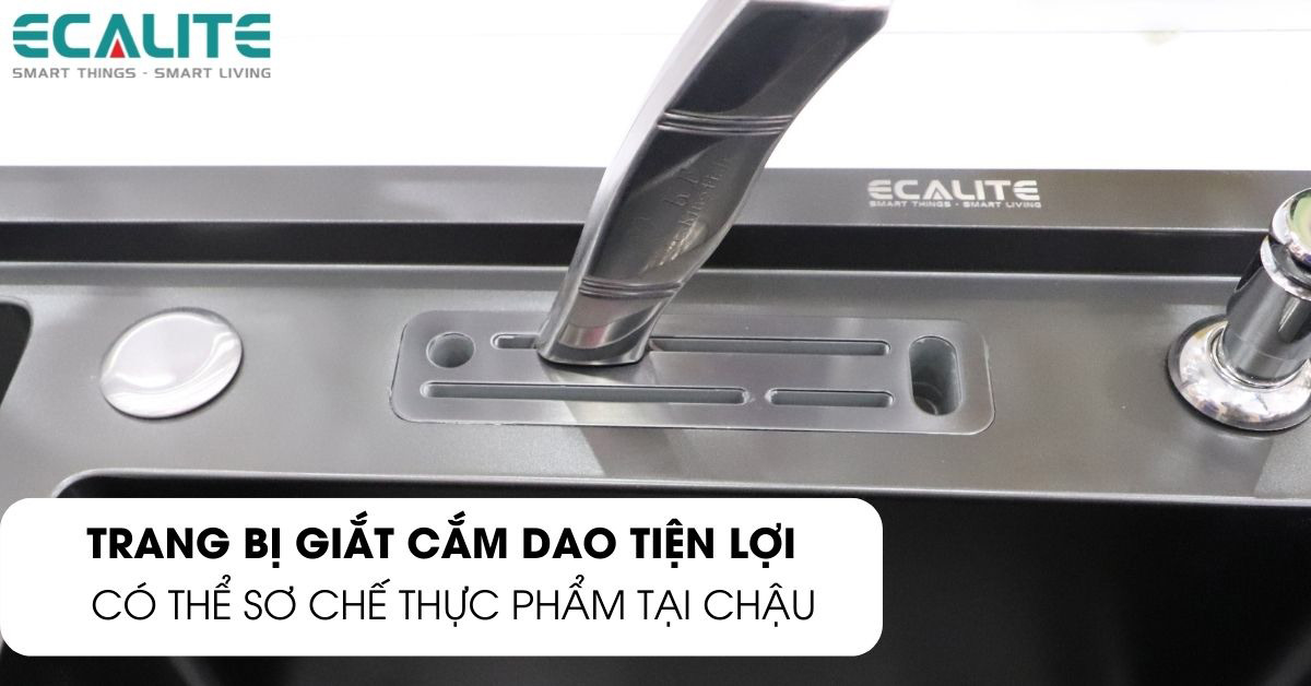 Thiết kế chỗ cắm dao tiện lợi của chậu rửa chén Ecalite ESD-8245HB